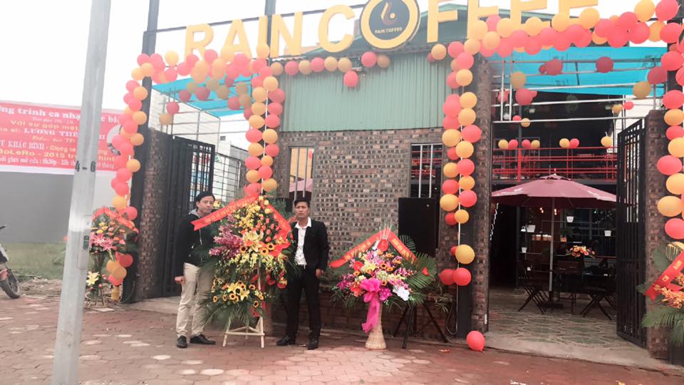 CEO Raincoffee trao lẵng hoa chúc mừng chủ quán 